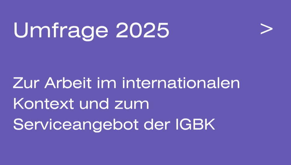 auf Lila Hintergrund, Schriftzug: Umfrage, Arbeit im internationalen Kontext und zum Serviceangebot der IGBK